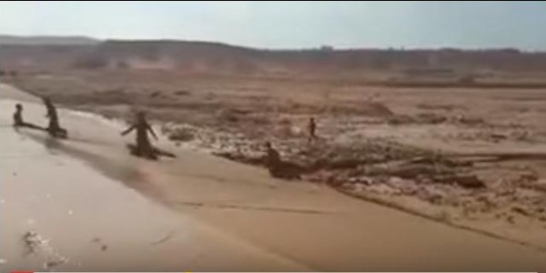 فيديو طريف لأطفال يلهون بمياه السيول التي شهدتها محافظة حقل السعودية مؤخرا