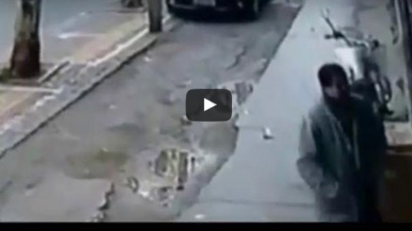 فيديو.. العناية الإلهية تنقذ رجلًا من الموت المحقق