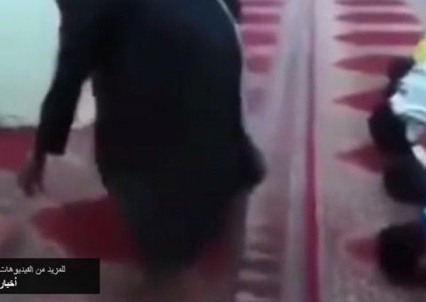 إمام يسرق أحد المصلين في المسجد