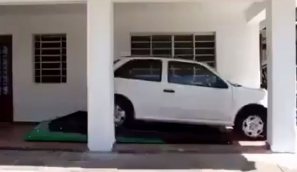 كيف يمكن ركن مركبتين في نفس الوقت