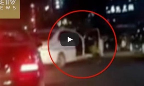 سيارة تلقى بطفل على الطريق السريع بسبب منحدر خطير