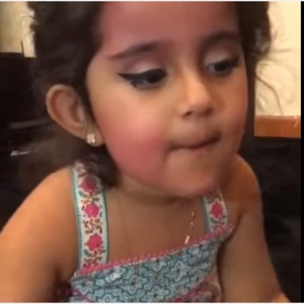 فيديو طريف لطفلة صغيرة يسمح لها بإستخدام المكياج بعد حرمانها لأسبوع من وضعه