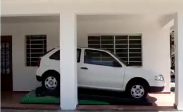 طريقة عجيبة لركن السيارات