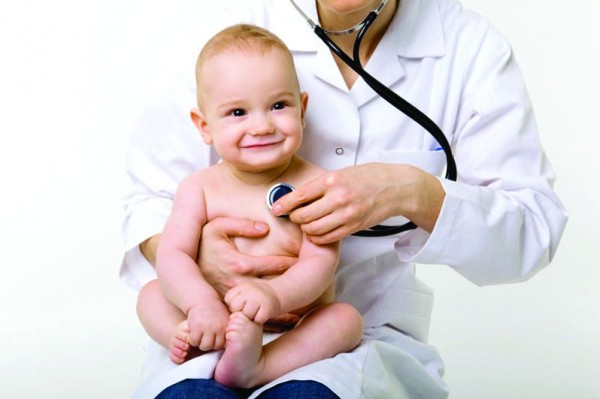 بالفيديو .. كيف تختار الأم طبيب الأطفال؟