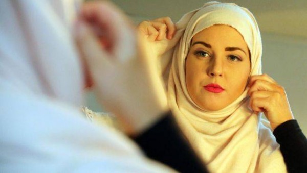 صور.. شابة نرويجية تعلن إسلامها وتشغل الرأي العام