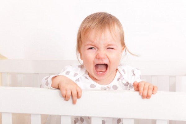كيف تتعاملين مع بكاء طفلك ليلًا وتبوله اللاإرادي؟