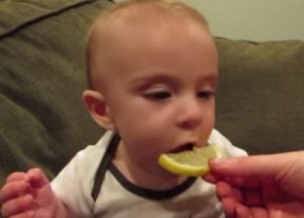 فيديو طريف لرد فعل طفل بعد تذوقه الليمون لأول مرة!