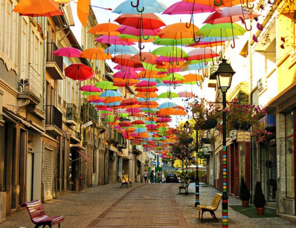مهرجان المظلات الملونة في البرتغال