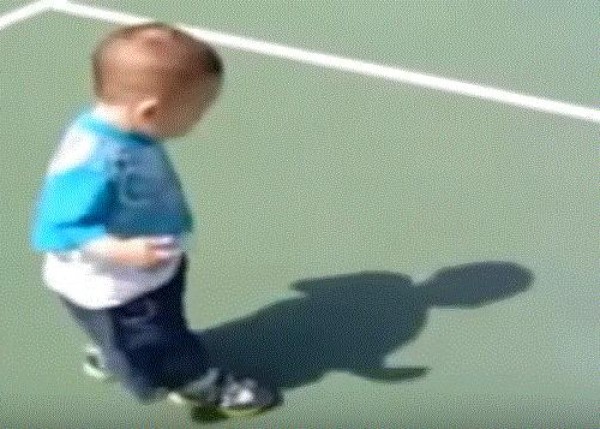 فيديو طريف لطفل يخاف من ظله !!! أنظر ماذا يفعل