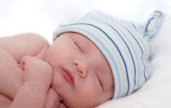 هل فم الطفل عند ولادته مناسب لإتمام عملية الرضاعة؟