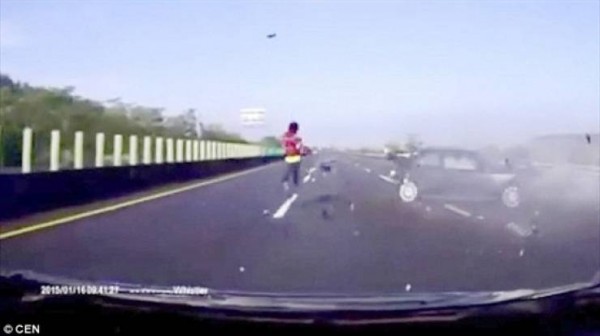 فيديو| حادث مروع أدى لطيران السائق من النافذة