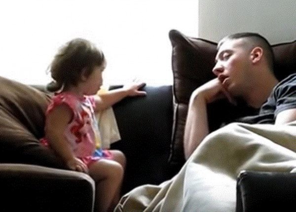 فيديو طريف لطغلة تحاول إيقاظ والدها