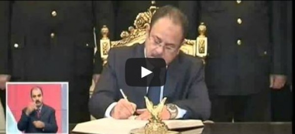 وزير الداخلية المصري يخظئ و يهنئ الرئيس مبارك بعيد الشرطة