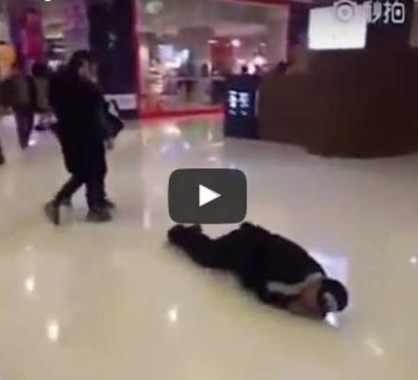 بالفيديو: رجل ينبطح أرضًا ويتوسل حبيبته الغاضبة والأخيرة تركله بقدمها