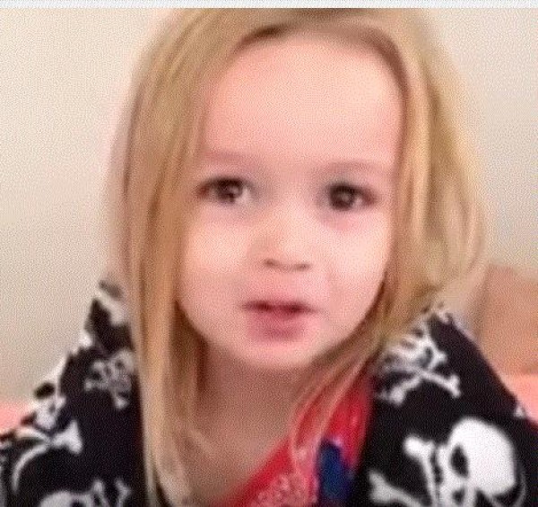 فيديو طريف لطفلة تستيقظ خائفة بسبب حلم مزعج
