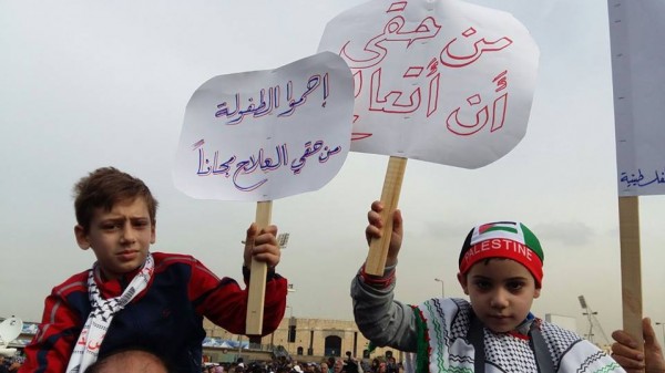 مئات الفلسطينين يعتصمون امام مقر الانروا في بيروت احتجاجا لتقليصها الخدمات