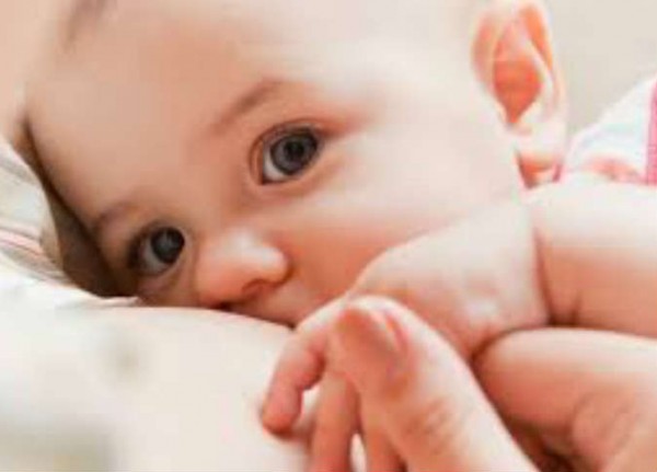 دراسة: لبن الأم ينقل «الميكروبات» للطفل