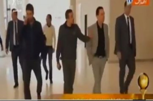 شاهد.. إستقبال تاريخى لـ "أبو تريكة " في الجزائر