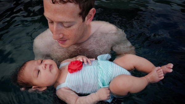 مؤسس فيسبوك يشارك صورة ابنته في المسبح لأول مرة