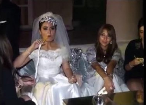 بالفيديو.. عروس تترك حفل زفافها من أجل "الشيشة"!
