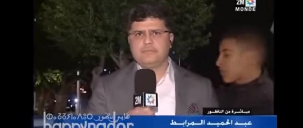 فيديو| موقف محرج لمذيع مغربي على الهواء!