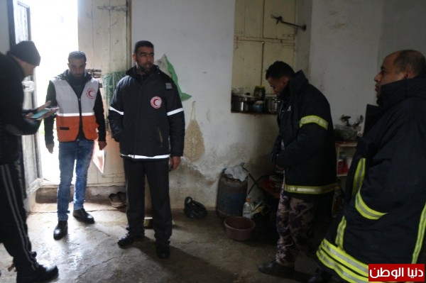 إدارة الكوارث في جمعية الهلال الأحمر الفلسطيني طوباس بتوزيع مواد اغاثيه لعائلات متضرره من المنخفض الجوي في بلدة طمون