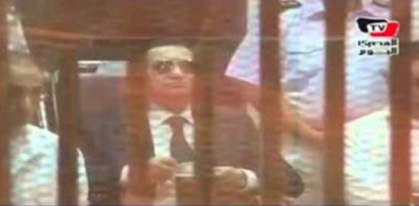فيديو...مبارك يتناول القهوة في قفص الاتهام يثير الجدل في الشارع المصري