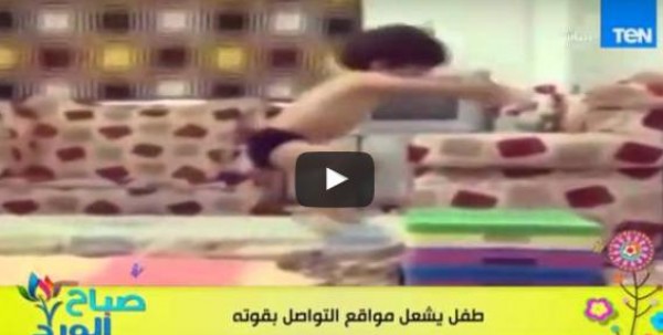 شاهد: طفل بعمر"السنتين" يشعل مواقع التواصل "بقوتة الخارقة"