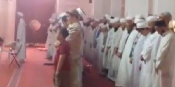مواطن سعودي يصور صلاة غريبة في احد مساجد المدينة المنورة