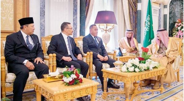 خادم الحرمين يبحث التعاون الدفاعي مع إندونيسيا وماليزيا وبروناي