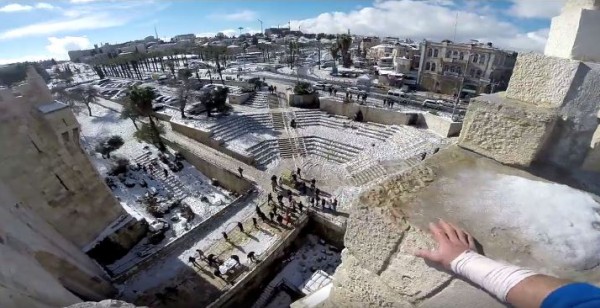 شاهد القدس حين تكتسي بالثلوج بعيون أبنائها الذين يمارسون رياضة الباركور