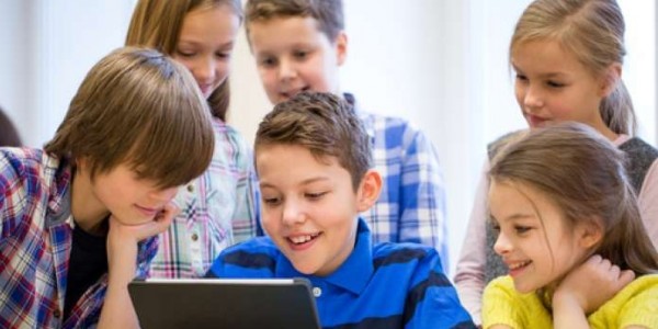 بالفيديو ... لا تعطي طفلك التابلت لهذه الأسباب