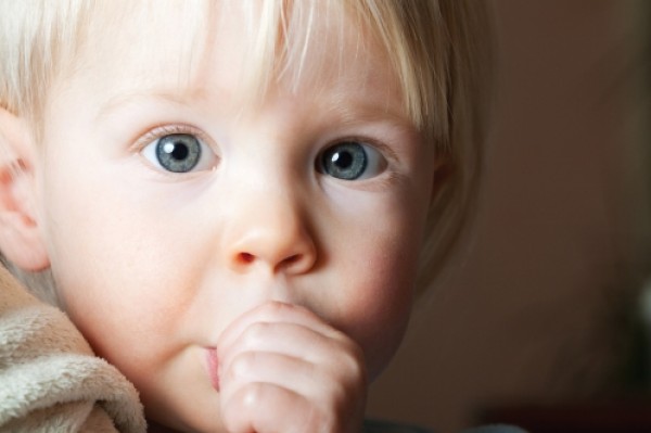 مص الأصابع وقضم الأظافر.. 7 نصائح لحماية طفلك من هذه العادات السيئة