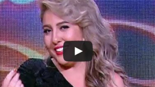 مي كساب تقبل زوجها على الهواء.. اتفرج