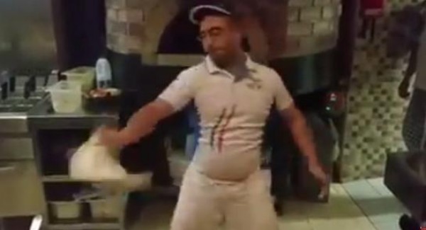 أخطر عامل بيتزا في العالم