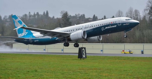 لحظات أول إقلاع للطائرة الجديدة من "بوينغ" 737MAX