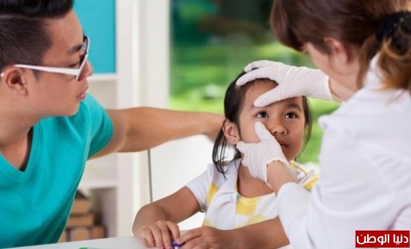بالخطوات الطريقة الصحيحة لإعطاء القطرة العينيَّة للطفل