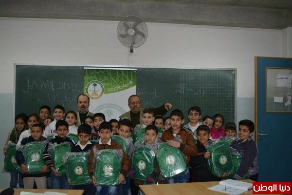 42272 حقيبة مدرسية تحتوي على مواد القرطاسية وزعتها الحملة الوطنية السعودية على الطلبة السوريين في تركيا