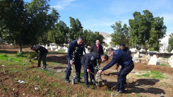الشرطة تشارك في تشجير المقابر بطوباس