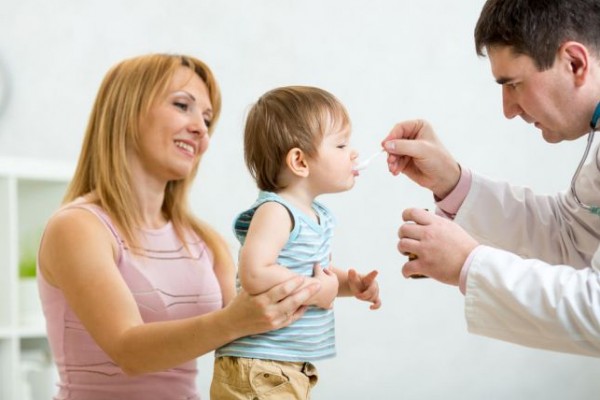 5 مواقف محرجة تواجهينها عند إعطاء طفلك الدواء