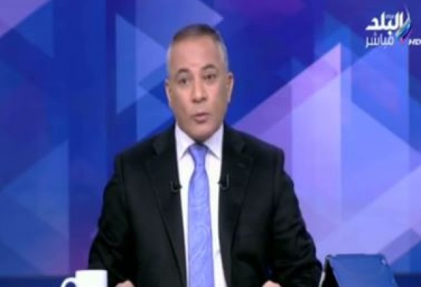 أحمد موسى يعرض مقطع لـ"محاسب" يجري عملية جراحية في المنيا