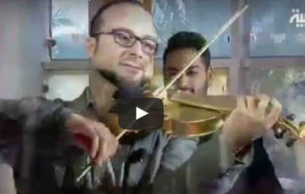 شاهد: عازف كمان سوري أجبرته الحرب على العزف