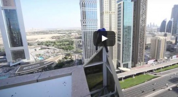 مغامر يقفز على قمم ناطحات السحاب الخطيرة فى دبى