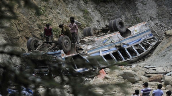 مقتل 20 شخصا إثر سقوط حافلة في نهر غرب الهند