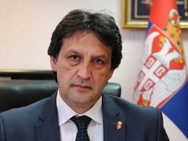 صربيا : عزل وزير الدفاع الصربي بعد إهانته صحافية