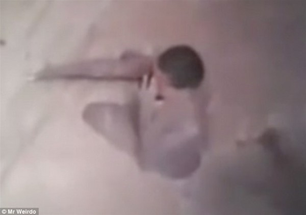 بالفيديو والصور.. شاب يحبس حبيبته عارية في قبر لمدة 8 أشهر