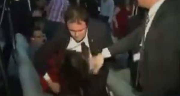 حراس أردوغان يعتدون على محامية فى الأكوادور