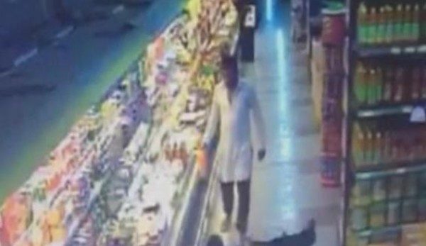 السعودية.. فيديو لمقيم يعتدي على امرأة داخل أحد الأسواق