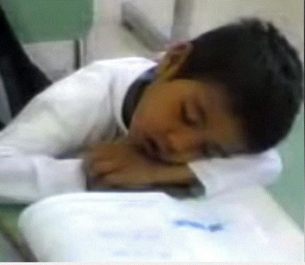 مقطع طريف لطفل سعودي نائم داخل الفصل يشعل "يوتيوب"
