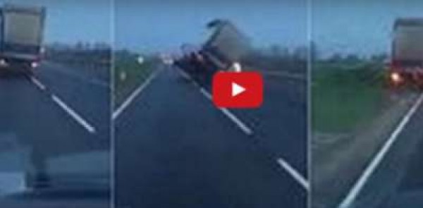 شاهد بالفيديو الرياح تجبر شاحنة على السير بعجلتين